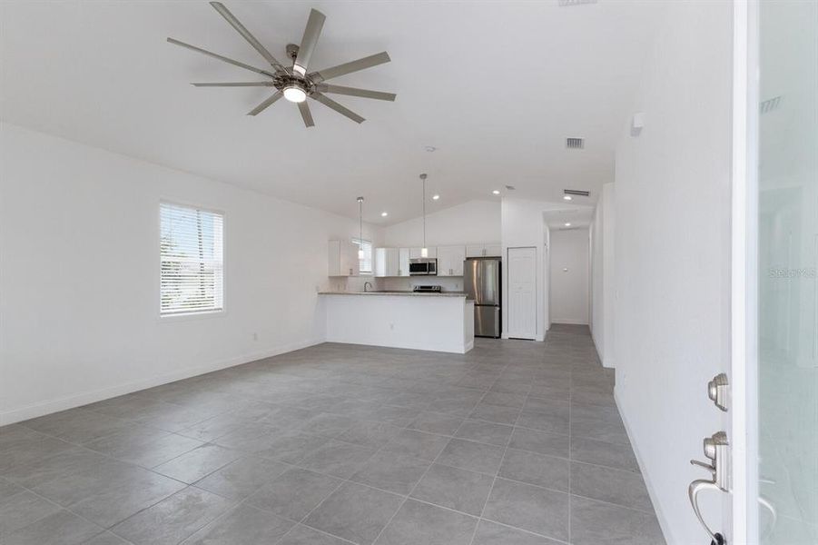 Spacious, unfurnished interior of a new home in , Bradenton (Image 8).