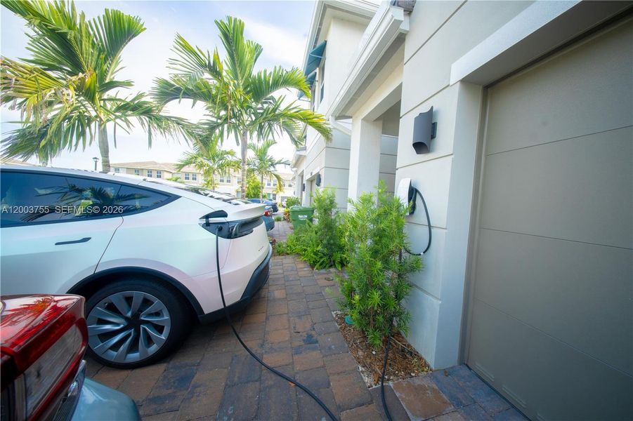 Exterior details and patio area of a home in , Pembroke Pines (Image 3).
