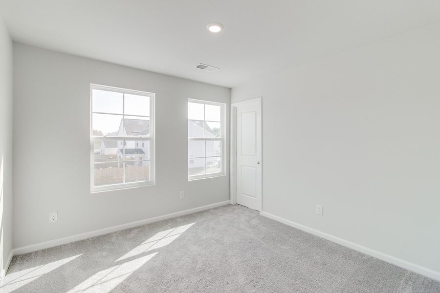 Spacious, unfurnished interior of a new home in Bluefield, Lexington (Image 30).