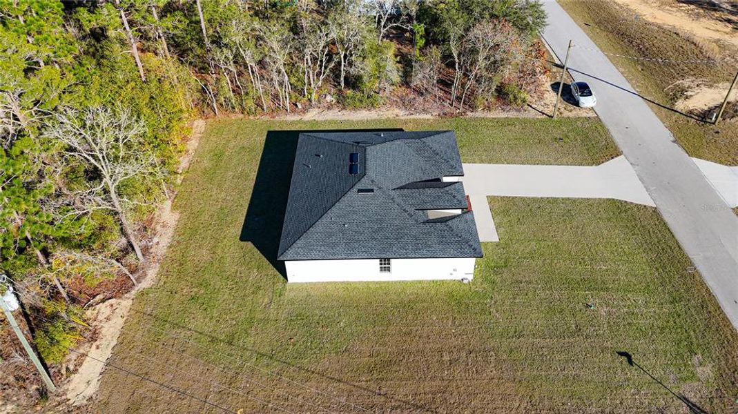 Exterior details and patio area of a home in , Citrus Springs (Image 3).