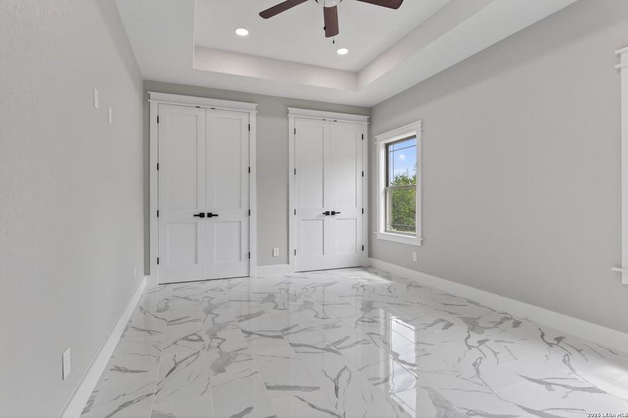 Spacious, unfurnished interior of a new home in , Bandera (Image 15).