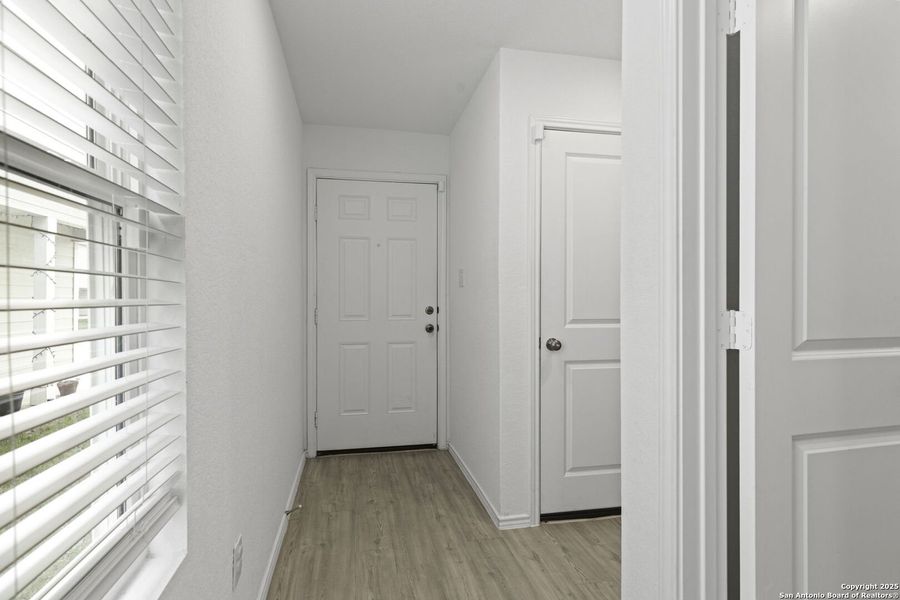 Spacious, unfurnished interior of a new home in Presa Point, San Antonio (Image 15).