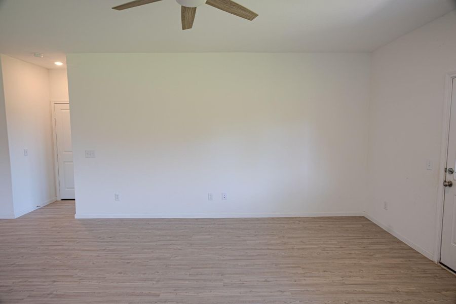 Spacious, unfurnished interior of a new home in Mustang Ridge, Alvin (Image 21).