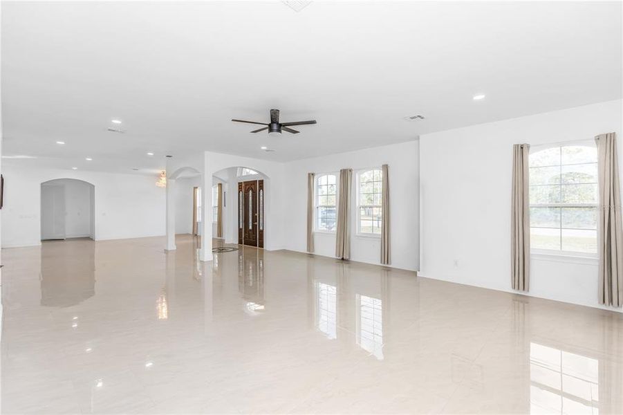 Spacious, unfurnished interior of a new home in , Orlando (Image 34).