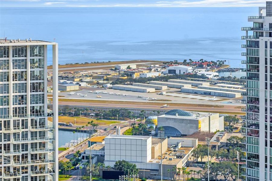 Condo located in St. Petersburg, FL showcasing its design and architecture (Image 44).