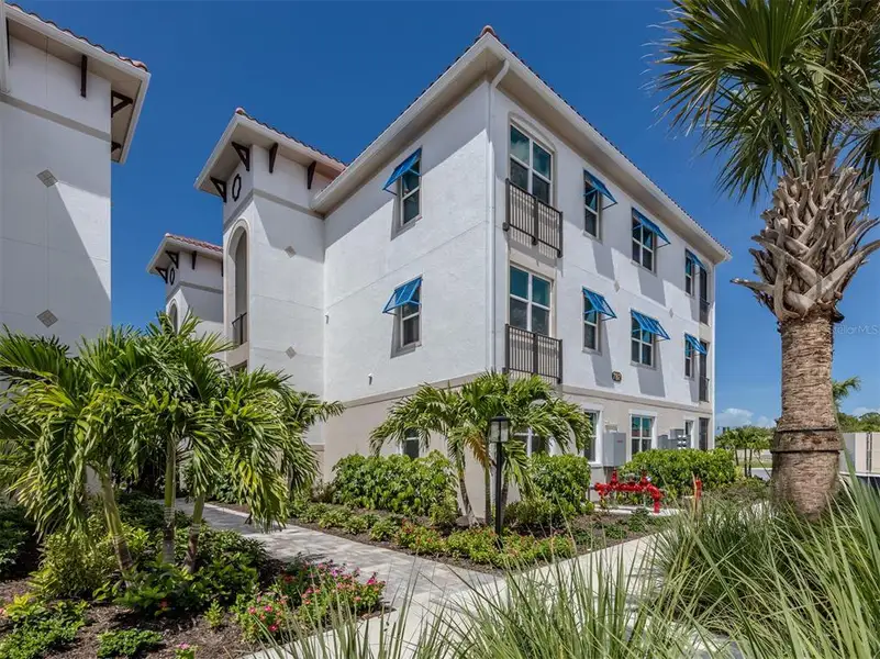 Condo located in Venice, FL showcasing its design and architecture (Image 4).