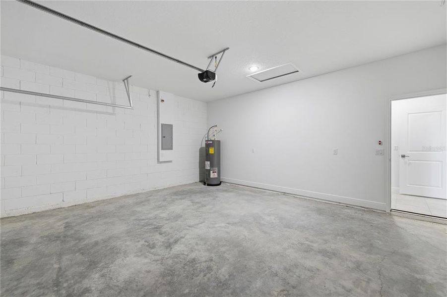 Spacious, unfurnished interior of a new home in , Ocala (Image 9).