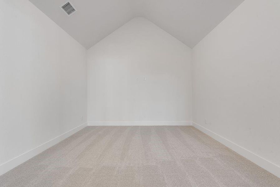 Spacious, unfurnished interior of a new home in Heath Golf & Yacht Club, Heath (Image 21).