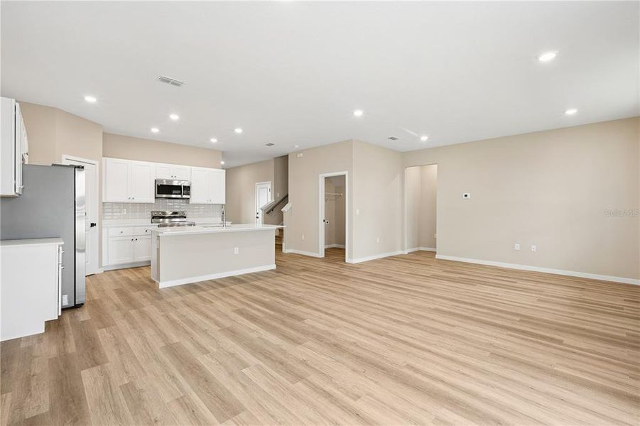 Spacious, unfurnished interior of a new home in Sabana Reserve, Ocala (Image 11).