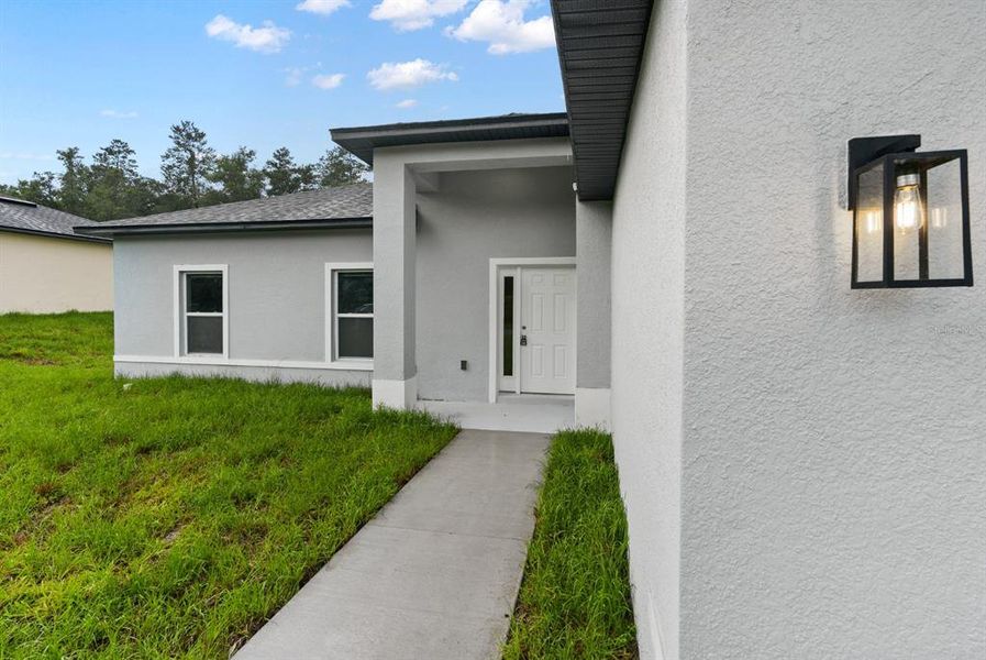 Exterior details and patio area of a home in , Lake Wales (Image 3).
