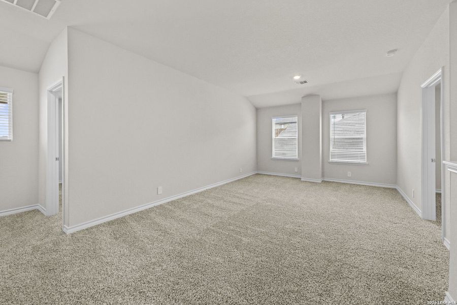 Spacious, unfurnished interior of a new home in Stonehill, San Antonio (Image 8).