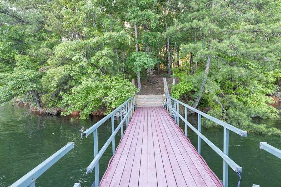 Natural landscape and outdoor views near White Post on Lake Lanier in Gainesville (Image 26).