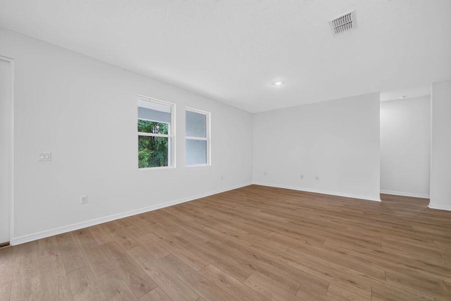 Spacious, unfurnished interior of a new home in Tyson Reserve, St. Cloud (Image 14).