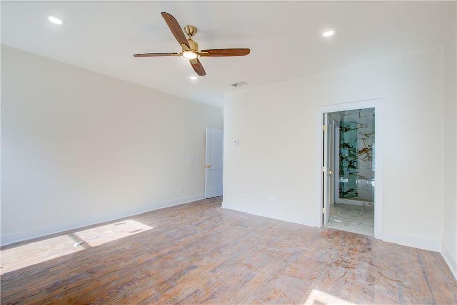 Spacious, unfurnished interior of a new home in , Atlanta (Image 6).