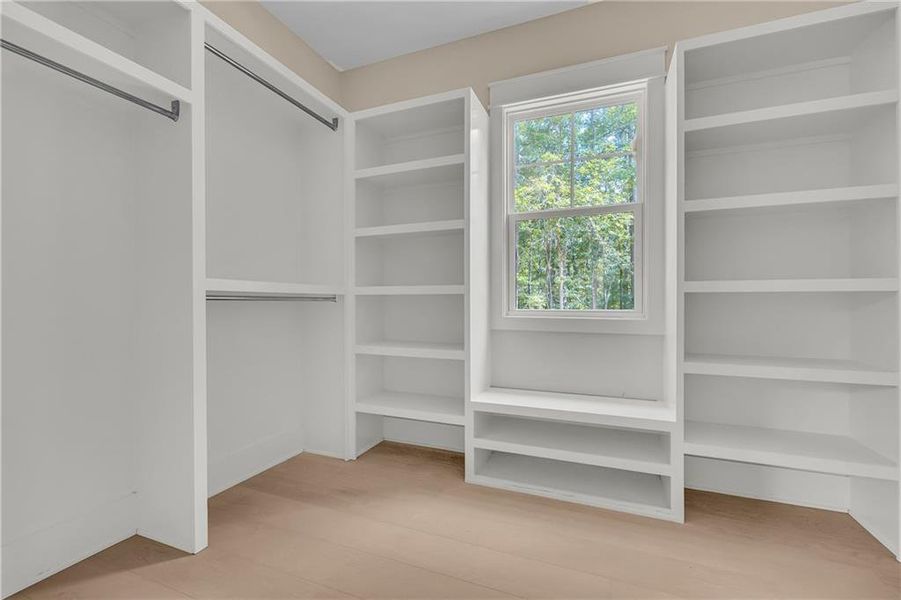 Spacious, unfurnished interior of a new home in , Bishop (Image 29).