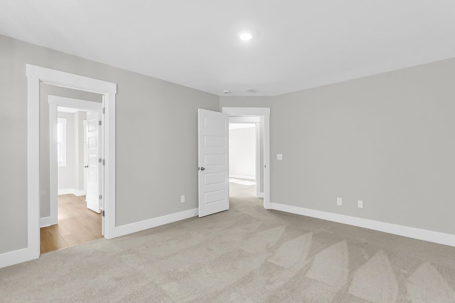 Spacious, unfurnished interior of a new home in , Summerville (Image 23).