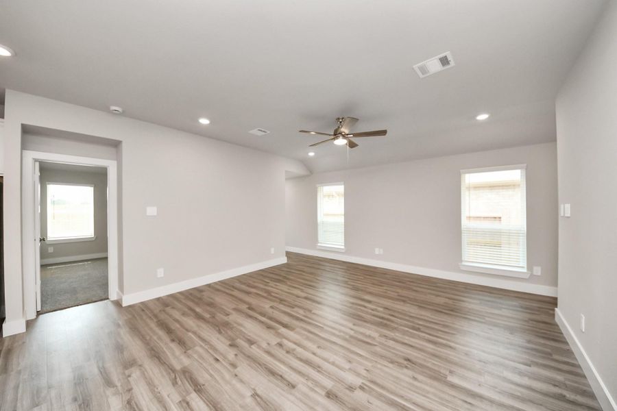 Spacious, unfurnished interior of a new home in Sorella: Signature Collection, Tomball (Image 24).