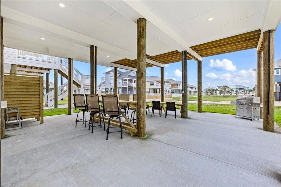Exterior details and patio area of a home in , Galveston (Image 25).