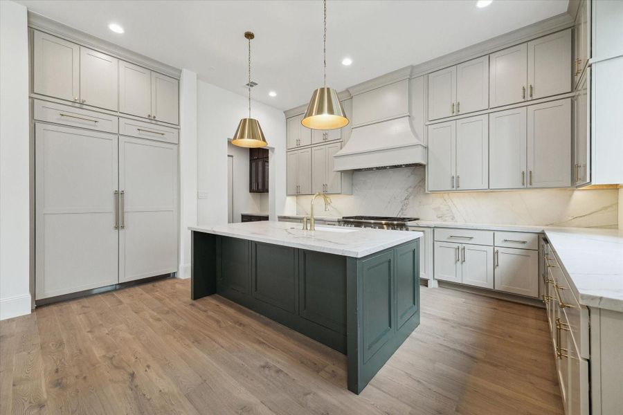 Welcome to 25 Wentworth Gate Path! This gated community is located in the heart of Houston, in close proximity to Memorial Park, River Oaks District, Uptown Park, and so much more.