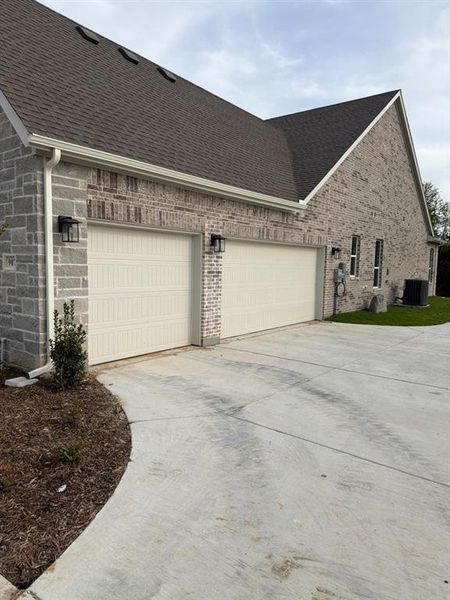 Exterior details and patio area of a home in Grayson Ridge, Van Alstyne (Image 4).