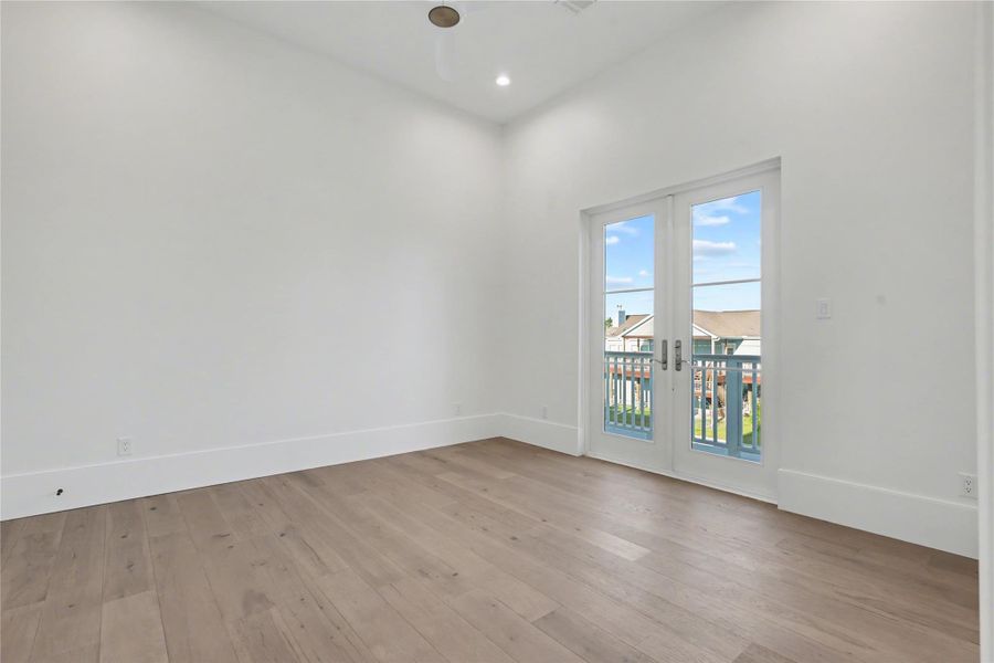 Spacious, unfurnished interior of a new home in , Galveston (Image 32).
