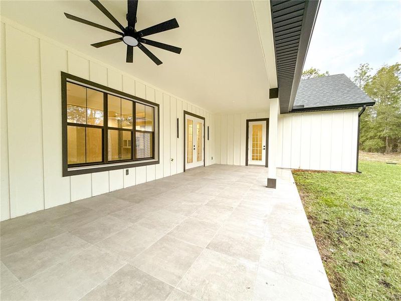 Exterior details and patio area of a home in , Dunnellon (Image 30).