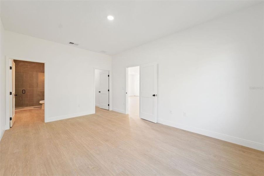 Spacious, unfurnished interior of a new home in , Ocala (Image 28).