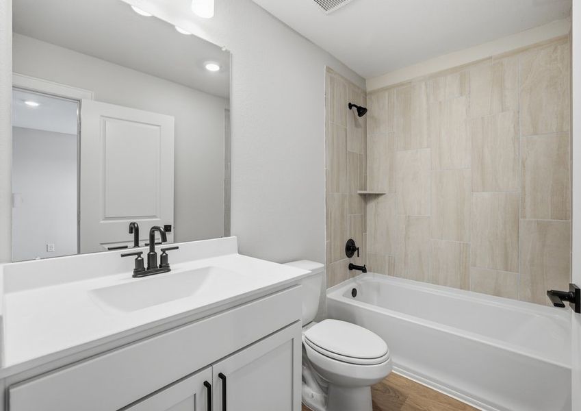 Yaupon - TX | Secondary Bathroom – Vanity & Tub