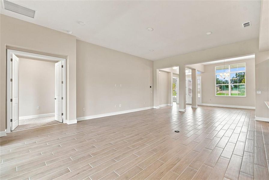 Spacious, unfurnished interior of a new home in Willow Run, Apopka (Image 25).