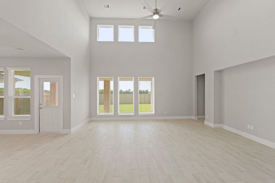 Spacious, unfurnished interior of a new home in Briarwood Crossing, Rosenberg (Image 15).