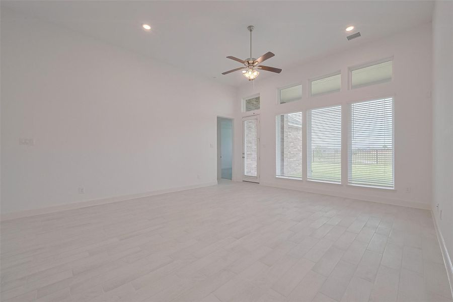 Spacious, unfurnished interior of a new home in Lago Mar, Texas City (Image 32).