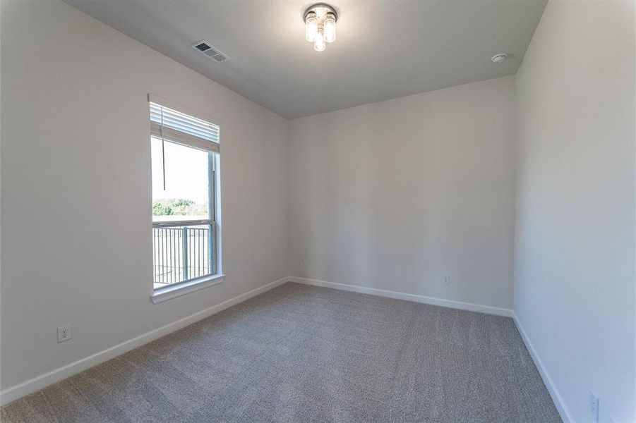 Spacious, unfurnished interior of a new home in Heath Golf & Yacht Club, Heath (Image 16).