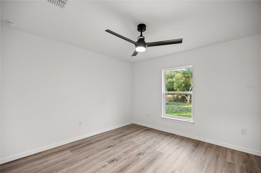 Spacious, unfurnished interior of a new home in , Dunnellon (Image 9).