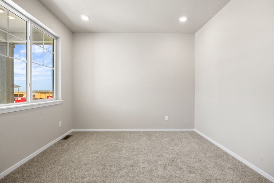 Spacious, unfurnished interior of a new home in Wolf Creek Run West, Strasburg (Image 18).
