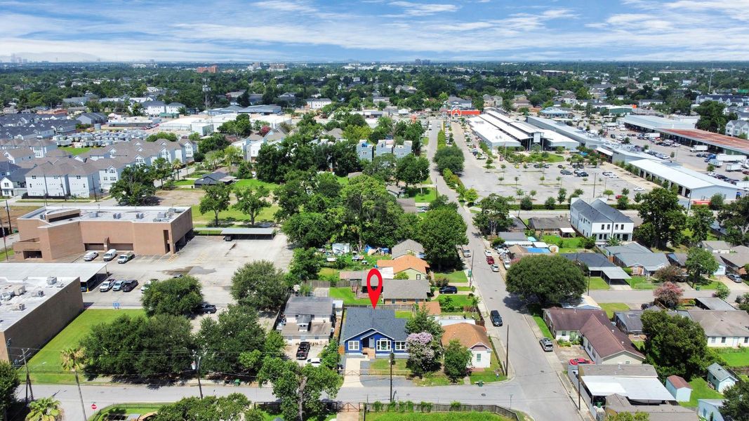 Set in a peaceful, walkable neighborhood, this home offers the perfect balance of serenity and city access. Just steps from the Houston Farmers Market, and minutes to major highways and some of the city's best restaurants, it’s ideally located for both convenience and lifestyle. Whether you're heading out for local produce, a quick commute, or a night out, everything you need is just around the corner. Set in a peaceful, walkable neighborhood, this home offers the perfect balance of serenity and city access. Just steps from the Houston Farmers Market, and minutes to major highways and some of the city's best restaurants, it’s ideally located for both convenience and lifestyle. Whether you're heading out for local produce, a quick commute, or a night out, everything you need is just around the corner.