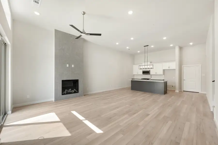 Spacious, unfurnished interior of a new home in Cottonwood Creek, Rowlett (Image 27).
