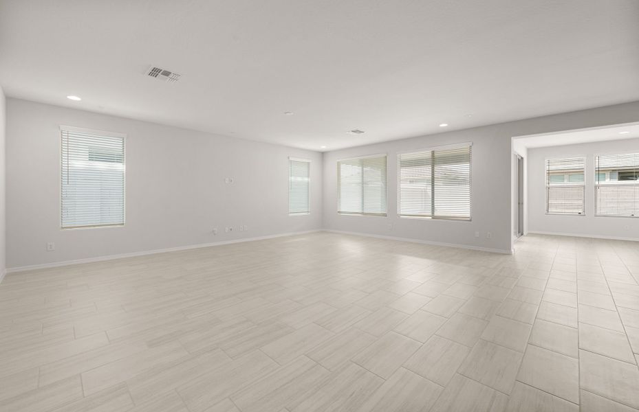 Spacious, unfurnished interior of a new home in Allen Ranches, Litchfield Park (Image 28).