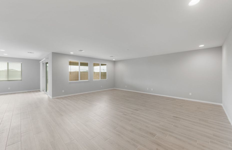 Spacious, unfurnished interior of a new home in El Rancho Santa Rosa, Maricopa (Image 16).