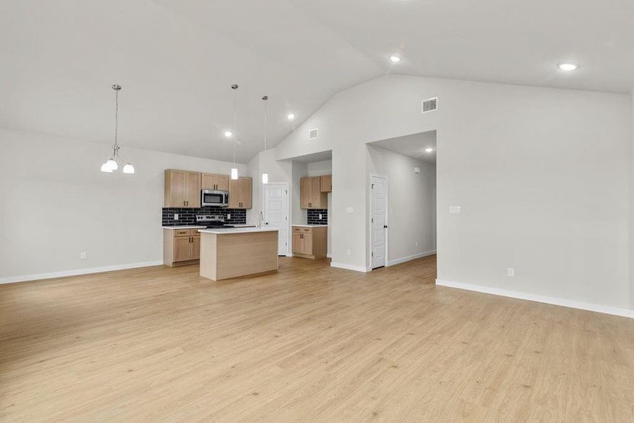 Spacious, unfurnished interior of a new home in Trails of Fossil Creek, Fort Worth (Image 22).