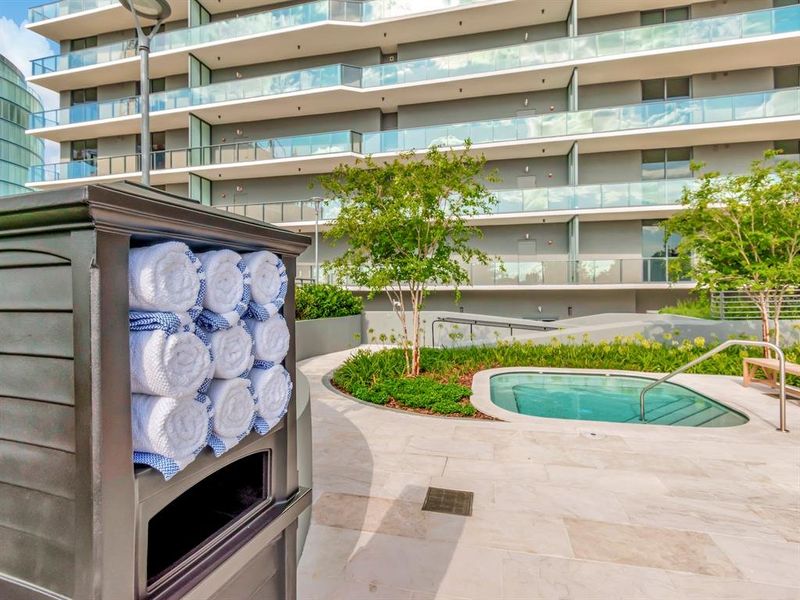 Condo located in Tampa, FL showcasing its design and architecture (Image 30).