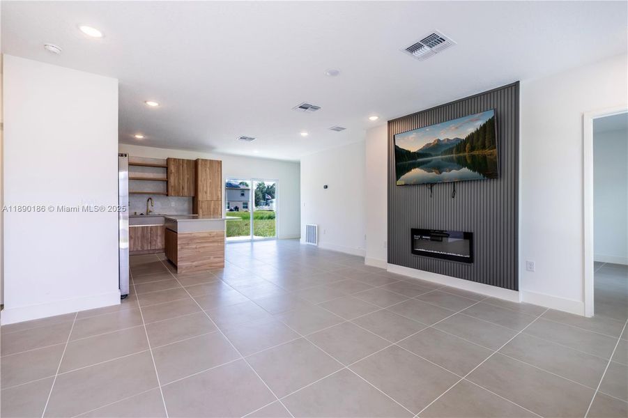 Spacious, unfurnished interior of a new home in , Palm Bay (Image 12).