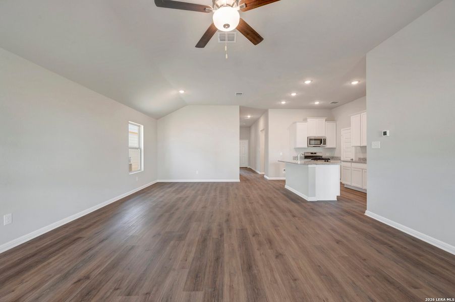 Spacious, unfurnished interior of a new home in Mesquite Ridge, San Antonio (Image 21).