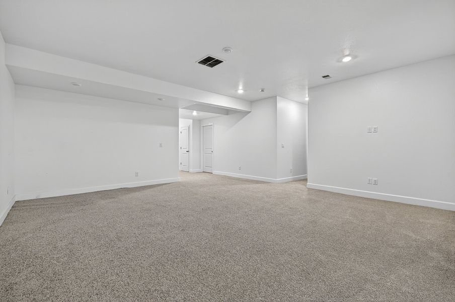 Spacious, unfurnished interior of a new home in Trailstone, Arvada (Image 14).