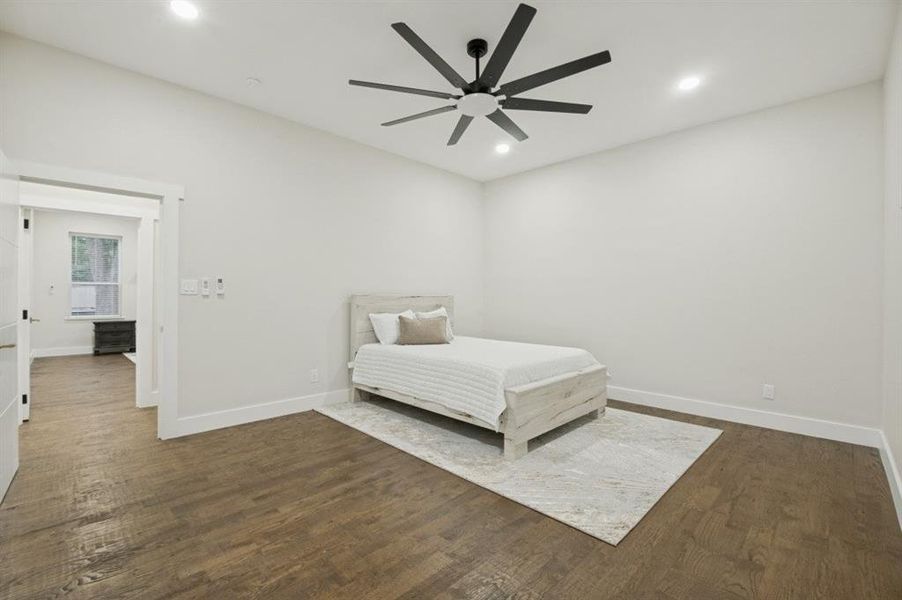 Furnished interior view inside a new home in , Corsicana (Image 14).