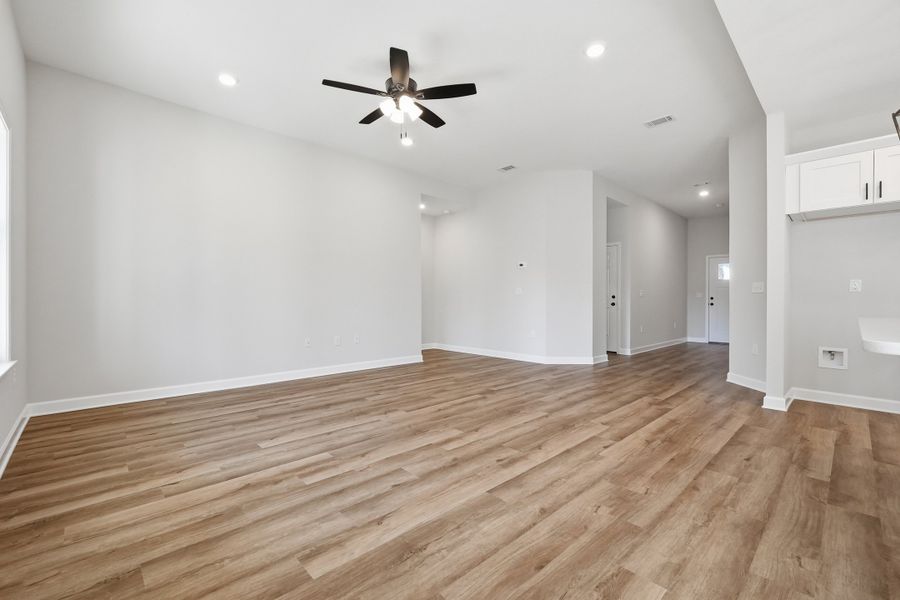 Spacious, unfurnished interior of a new home in Barton's Bend, Crestview (Image 35).