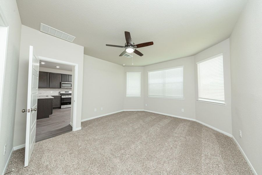 Spacious, unfurnished interior of a new home in Mackenzie Creek, Conroe (Image 13).
