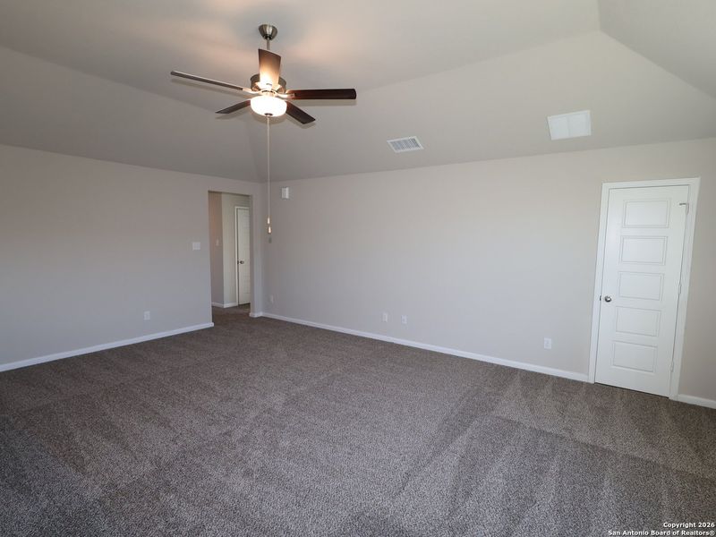 Spacious, unfurnished interior of a new home in Winding Brook, San Antonio (Image 22).