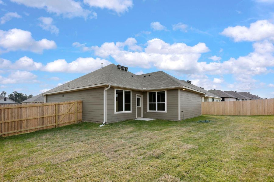 Exterior details and patio area of a home in Sterling Ridge, Huntsville (Image 19).