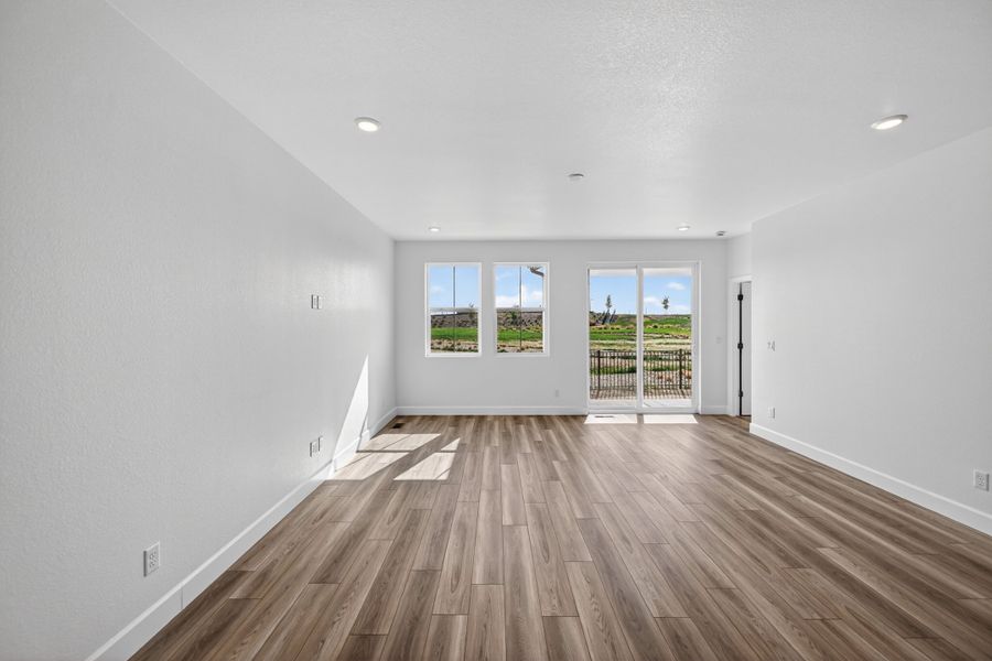 Spacious, unfurnished interior of a new home in The Aurora Highlands, Aurora (Image 12).