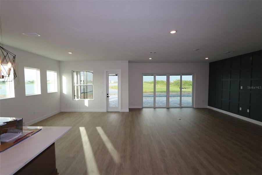 Spacious, unfurnished interior of a new home in Palmera Wellen Park - Classic Series, Venice (Image 30). Spacious, unfurnished interior of a new home in Palmera Wellen Park - Classic Series, Venice (Image 30).